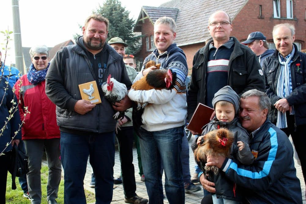 Bei der Siegerehrung ließen sich die Akteure von ihren Besitzern auf den Arm nehmen: Dirk Schütze, Uwe Sommer, Schiedsrichter Rainer Clemens und der fünfjährige Maximilian Schneller mit seinem Opa (von links).
