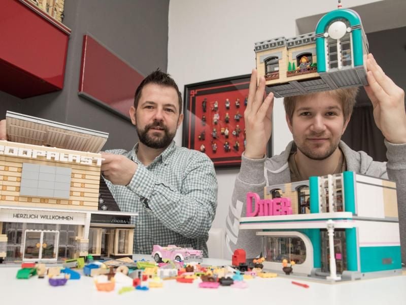 Die Lego-Sammler Stephan Birner (l) und Felix Fleischer in Berlin. Foto: Jörg Carstensen