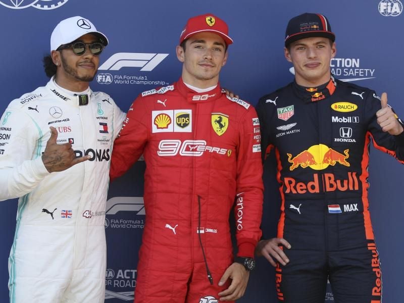 Startet erstmals in seiner Karriere von der Pole Position vor Lewis Hamilton (l) und Max Verstappen (r): Charles Leclerc. Foto: Ronald Zak/AP