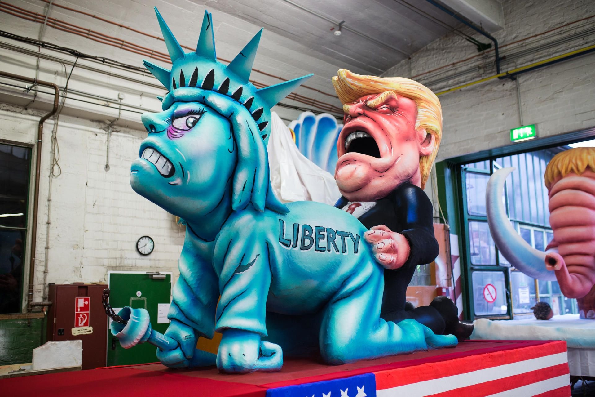 Ein Karnevalswagen zeigt in Düsseldorf (Nordrhein-Westfalen) eine Figur des US-Präsidenten Donald Trump.