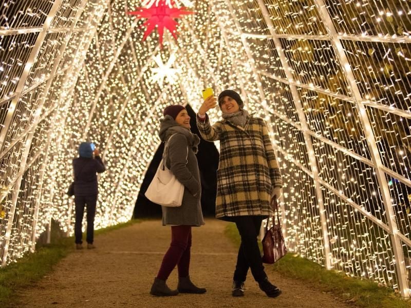 Aufwändige Lichtinstallationen locken die Besucher in den „Christmas Garden”. Foto: Sebastian Kahnert/zb/dpa