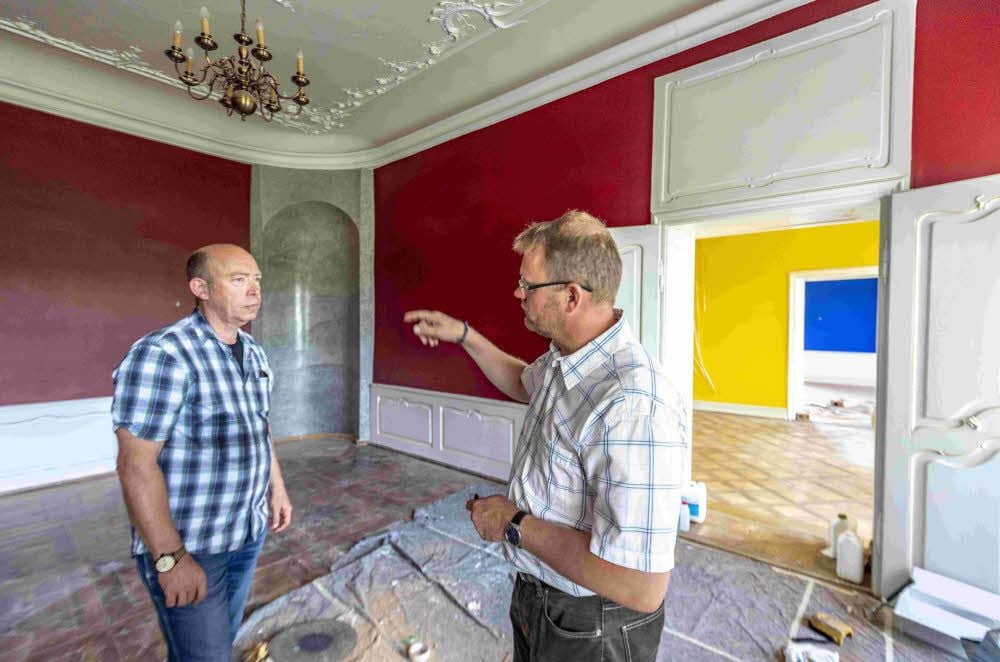 Amtsleiter Christian Mühldorfer-Vogt und Bürgermeister Michael Knoppik sehen sich die Renovierungsarbeiten im Schloss an.