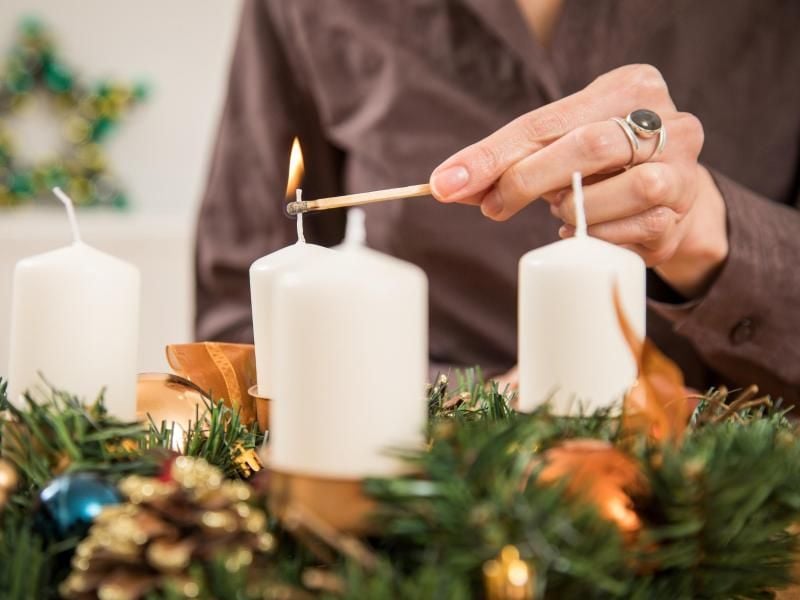 Brennende Kerzen auf dem Adventskranz sollten nicht unbeaufsichtigt bleiben. Sonst kann es nach einem Brand Probleme mit dem Versicherungsschutz geben. Foto: Christin Klose/dpa-tmn