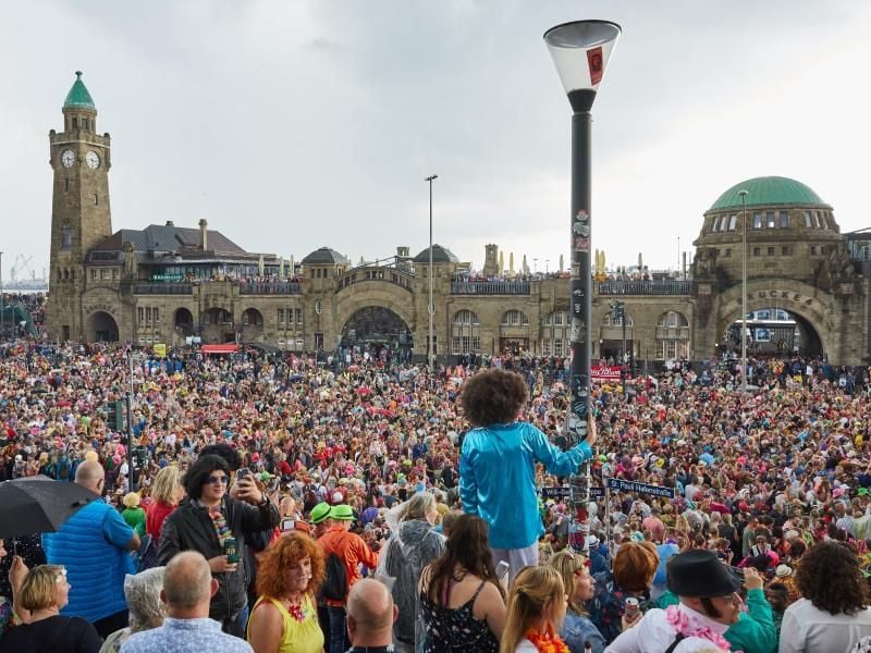 Tausende Besucher des Schlagermoves feiern an den Landungsbrücken in St. Pauli. Foto: Georg Wendt