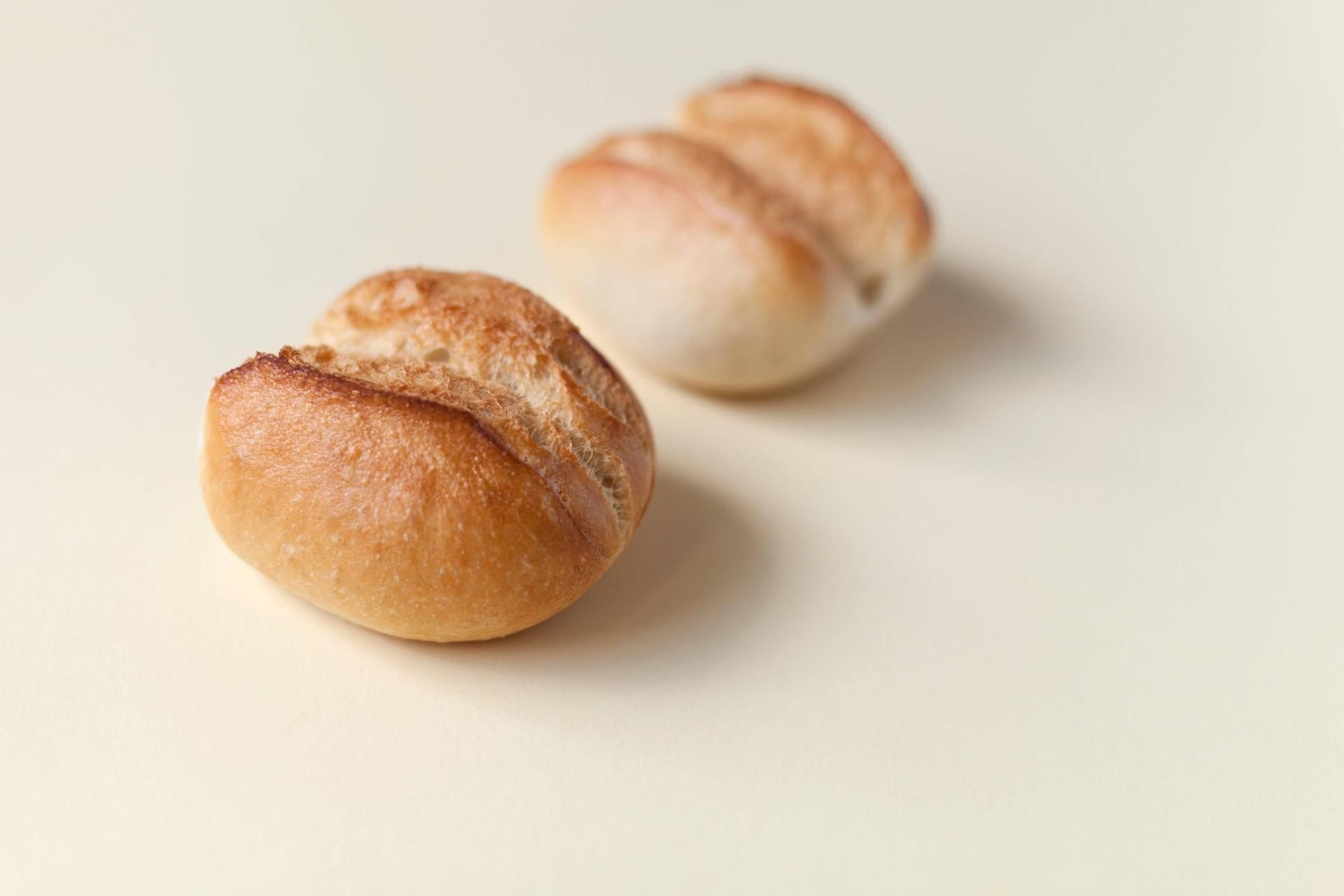 Rewe ruft aktuell Aufbackbrötchen zurück. In der Verpackung können sich Glassplitter befinden. (Symbolfoto)