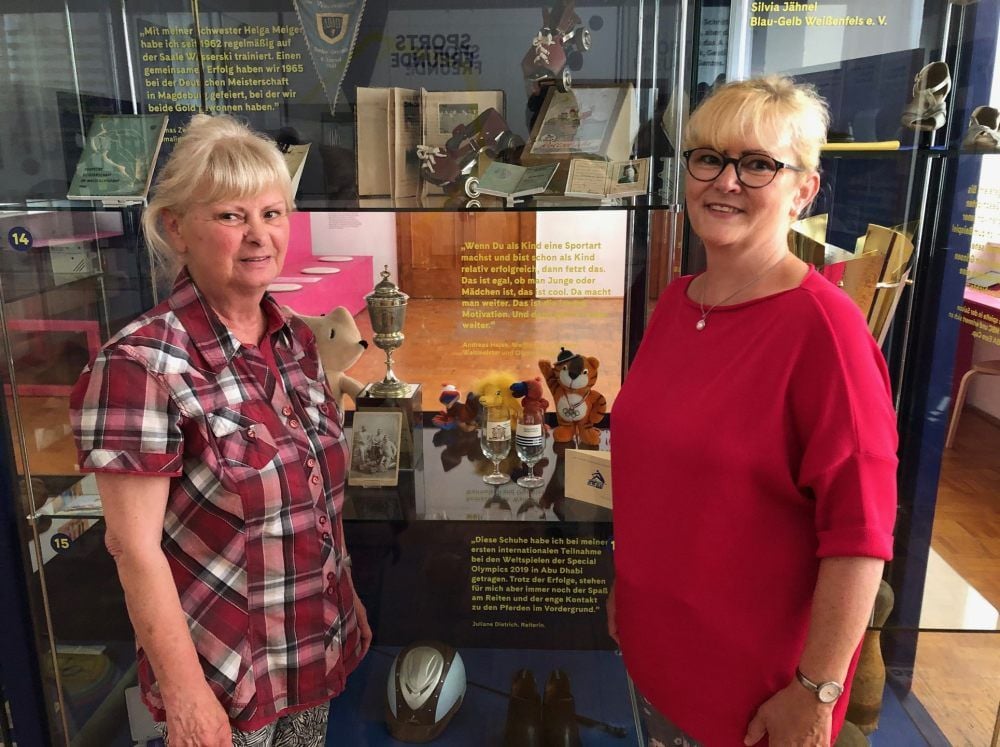 Sabine Conrad (links) und Ute Koch an der Vitrine der „Sportsfreunde“-Ausstellung, in der auch das Fotoalbum ihrer Mutter zu sehen ist.