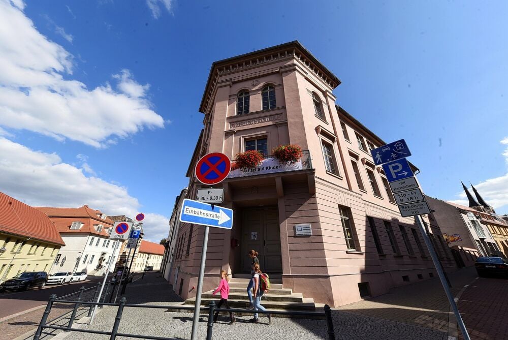 Ein immer noch das Stadtbild prägender Hengst-Bau: das 1839 eingeweihte Lyzeum in Köthen, heute evangelische Grundschule.