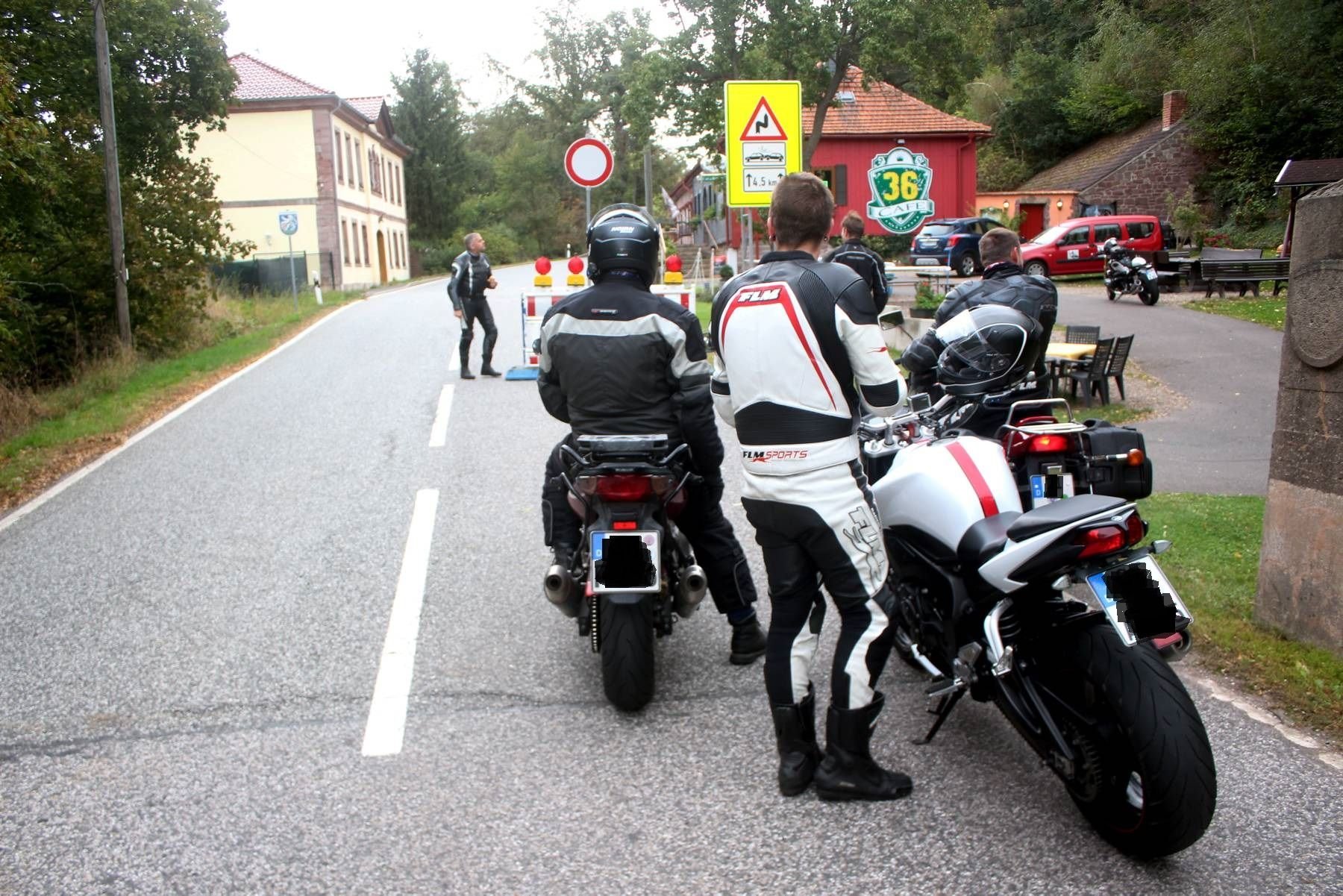 Biker vor dem Sperrschild am Kyffhäuser: Die B 85 ist dicht.