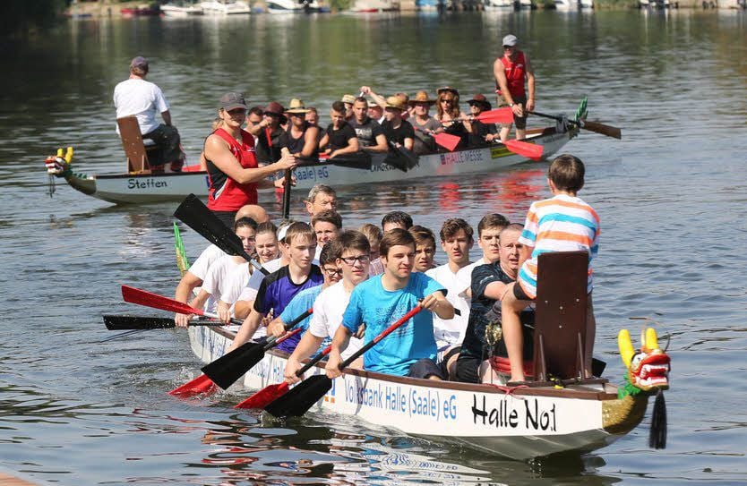 Die Paddler in den Drachenbooten geben ihr Bestes.