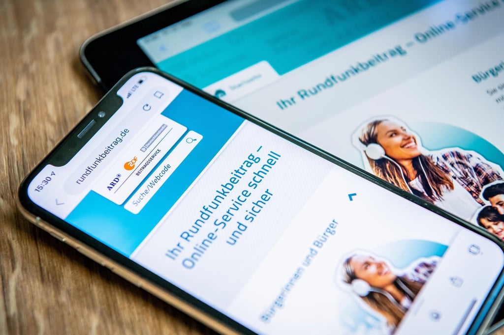 Rundfunkbeitrag: Website des Beitragsservice auf Smartphone und Tablet.
