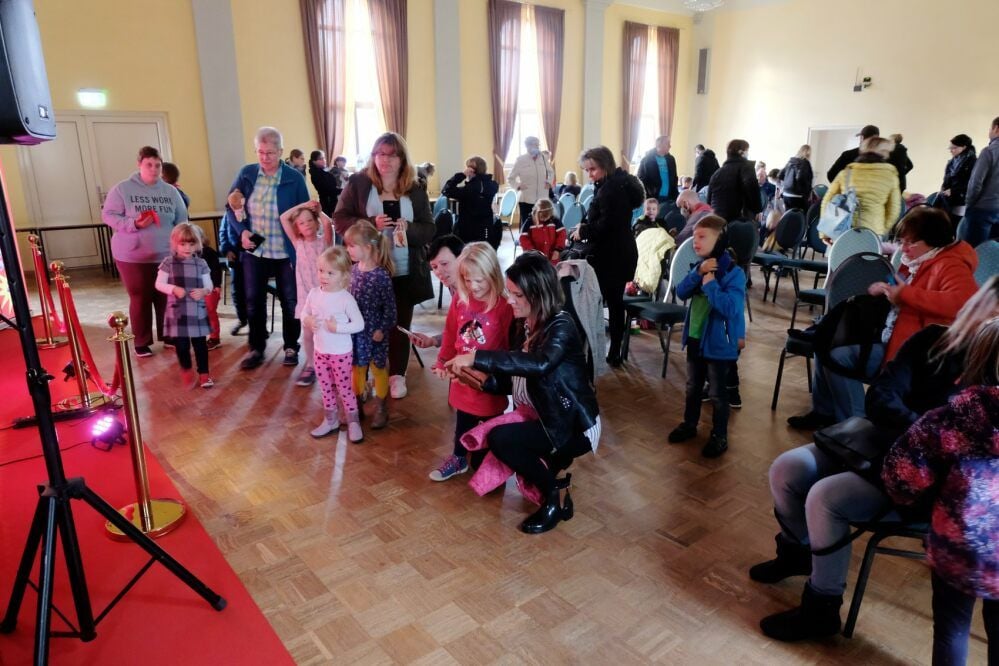 Anstehen zum Fototermin: Nach der Vorstellung lassen sie noch einige Kinder mit den Puppen vor der Bühne fotografieren.