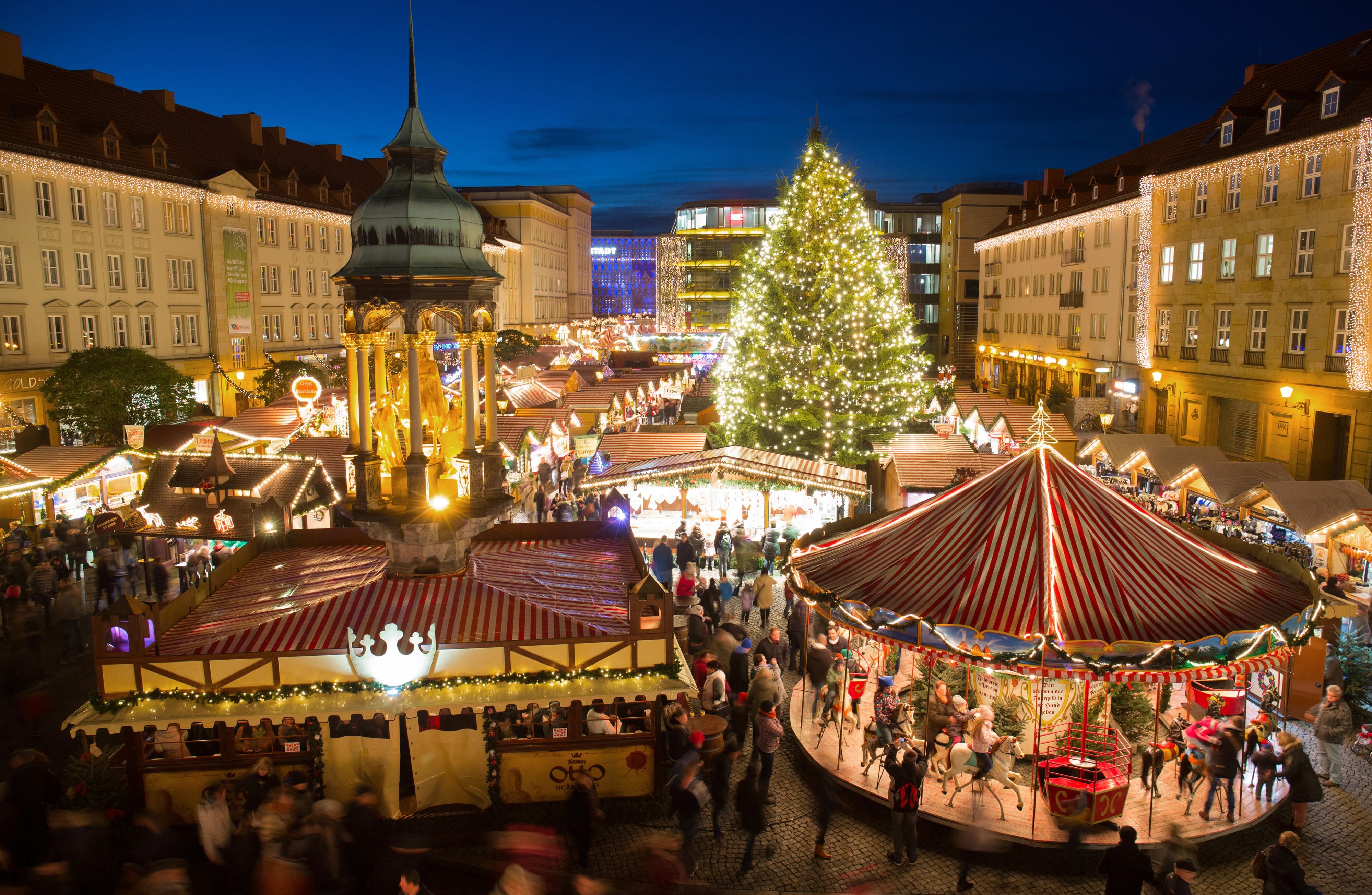 Blick auf den Weihnachtsmarkt in Magdeburg.