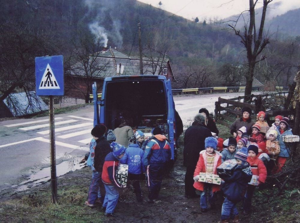 Erst gespannt wartend, dann voller Dankbarkeit: Für die Kinder in Laslea ist die Ankunft der Weihnachtspäckchen stets etwas Besonderes.
