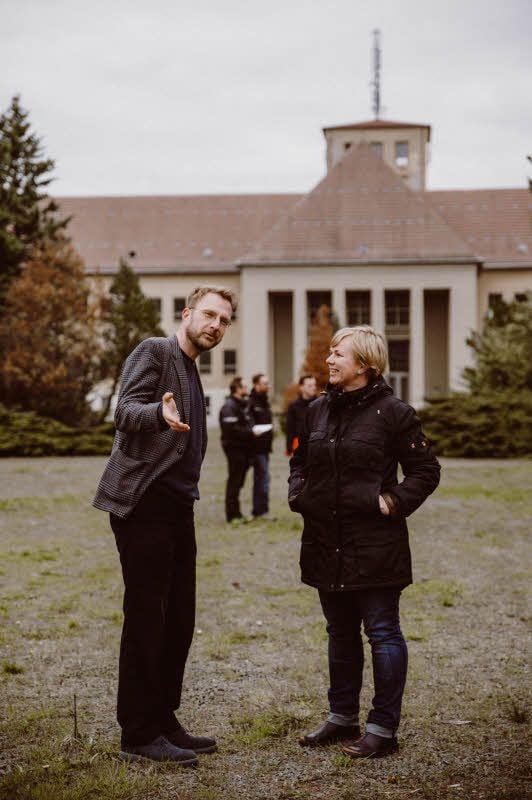 Festival-Organisatoren Karsten Steinmetz (links) und Anneke Richter beim Vor-Ort-Termin in Ballenstedt.