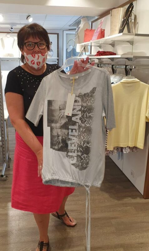 Heike Wolter, Inhaberin von No. 1 Mode in Weißenfels, bietet derzeit vergünstigte Ware an.