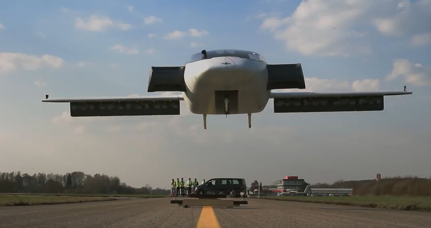 Der zweisitzige Lilium-Prototyp hebt unbemannt und ferngesteuert am 20. April auf einem Flugplatz in Mindelheim ab.