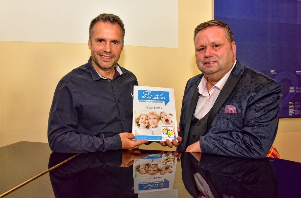 Der britische Startenor Paul Potts (r.) unterstützt als internationaler Botschafter die Arbeit der Mukoviszidose Selbsthilfe um Daniel Kemp.