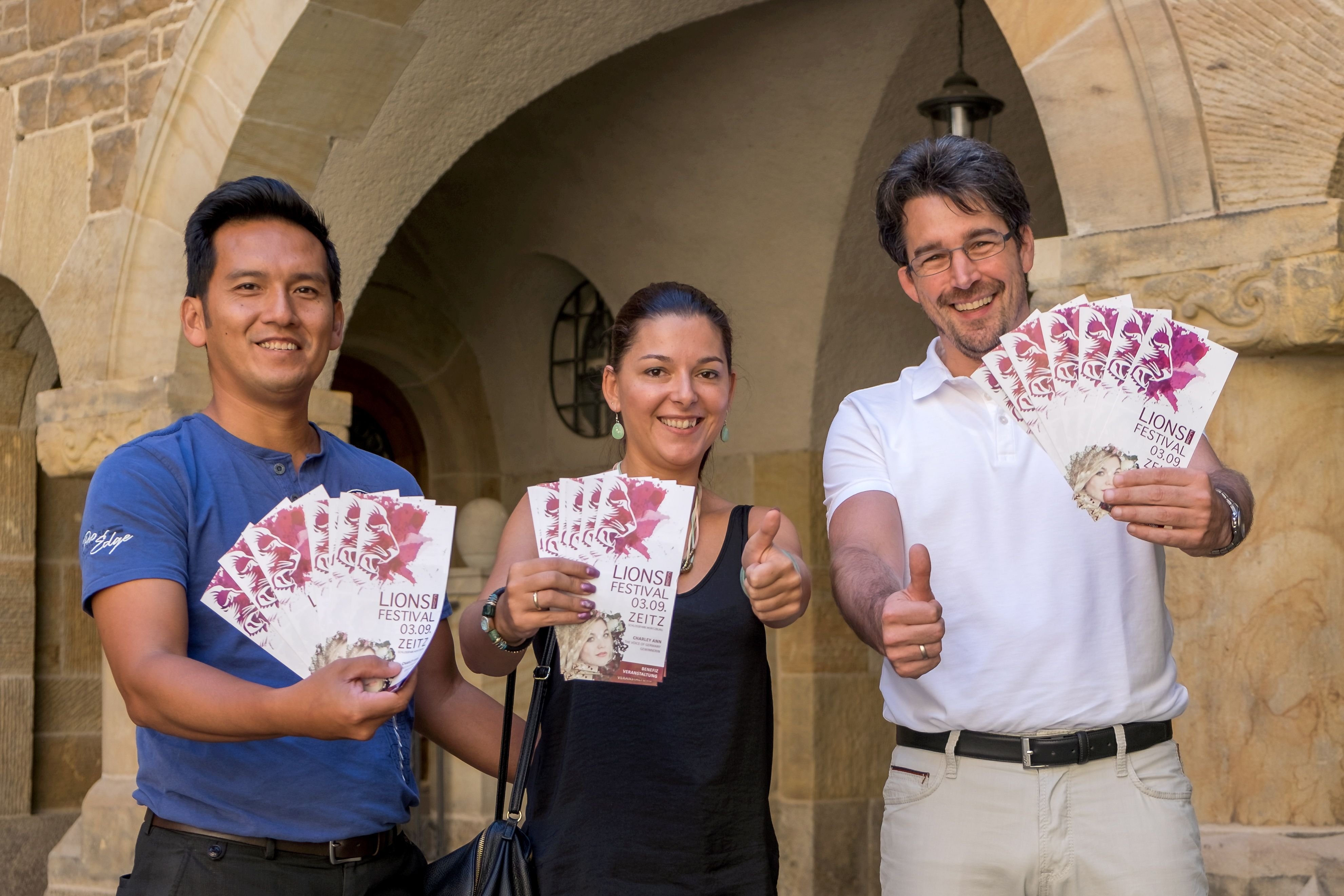 Freuen sich auf das Lions-Festival im Zeitzer Schlosspark: Vu und Lucia Tran von der PR & Eventagentur Trans Medial und Peter Haßler (r.).