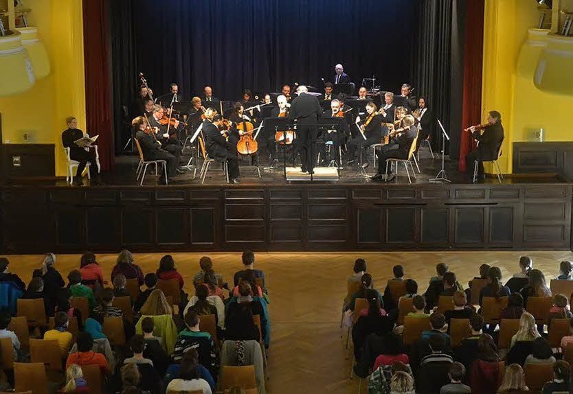 Die Kammerphilharmonie spielt für Schüler im Bestehornhaus.