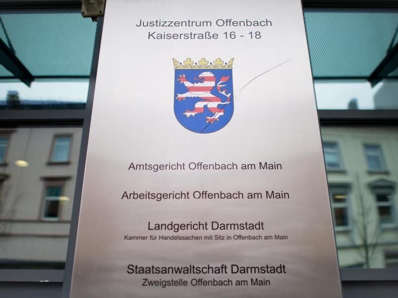 Ein Schild am Eingang des Amtsgerichts Offenbach. Foto: Christoph Schmidt/dpa