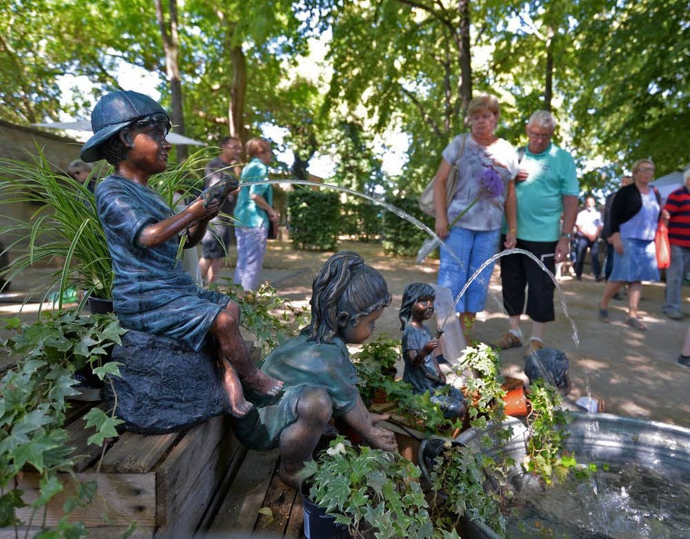 Auch Figuren und Wasserspiele gehören zu den Angeboten auf der Gartenmesse im Stadtpark in Aschersleben.