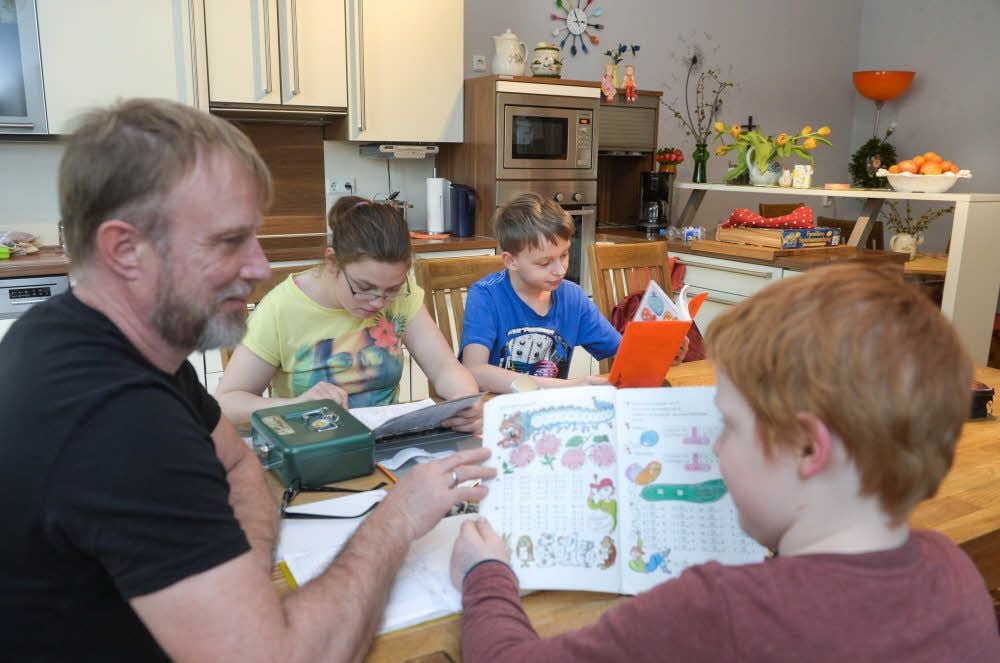 Jason (vorn r.), Jan und Sandra mit Erzieher Frank Haustein.