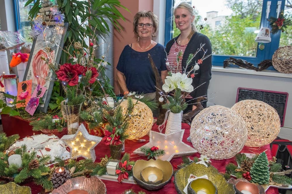 Andrea Krause und Marie Kramer an ihrem Mutter-Tochter-Stand.