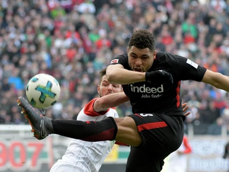 Augsburgs Marcel Heller (l.) und Simon Falette von Frankfurt kämpfen um den Ball. Foto: S. Puchner