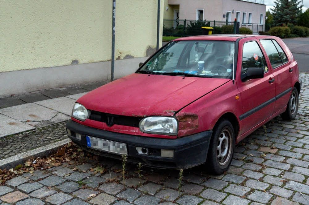 Das verwahrloste Auto wurde abgeschleppt. Eines von 55 in diesem Jahr.