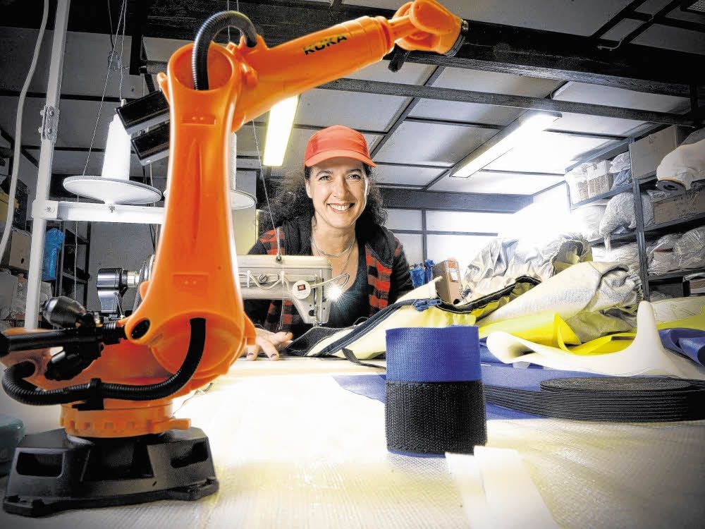 Das Basecap ist ihr Markenzeichen: Andrea Ammerich Geier näht maßgeschneiderte Anzüge für Roboter.