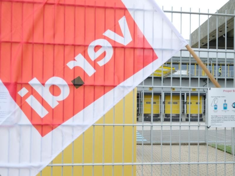 Verdi fordert bei Amazon die Anerkennung des Branchentarifvertrags für den Einzel- und Versandhandel. Foto: Sebastian Willnow/dpa-Zentralbild/dpa