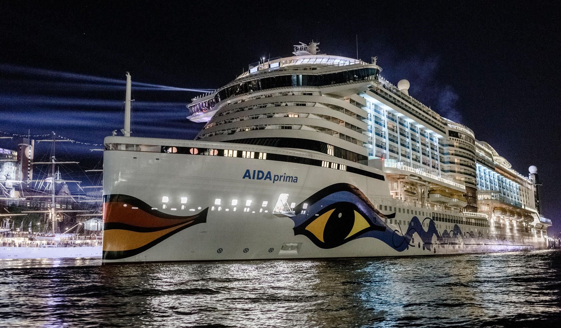 Das Kreuzfahrtschiff Aidaprima fährt nach seiner Taufe während des 827. Hafengeburtstags aus dem Hamburger Hafen.