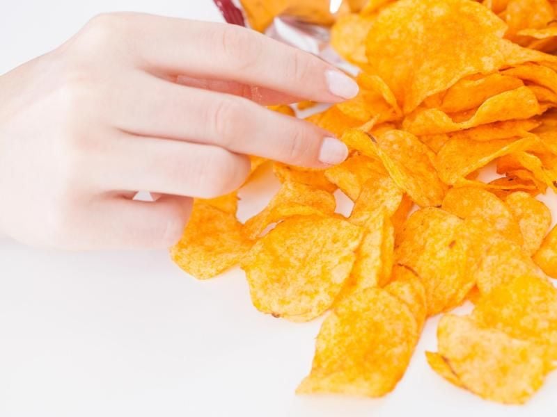 Die Kartoffelchips wurden nicht geräuchert, sie können aber trotzdem rauchig schmecken. Dann muss auf der Verpackung als Zutat die Angabe „Raucharoma” stehen. Foto: Christin Klose/dpa-tmn