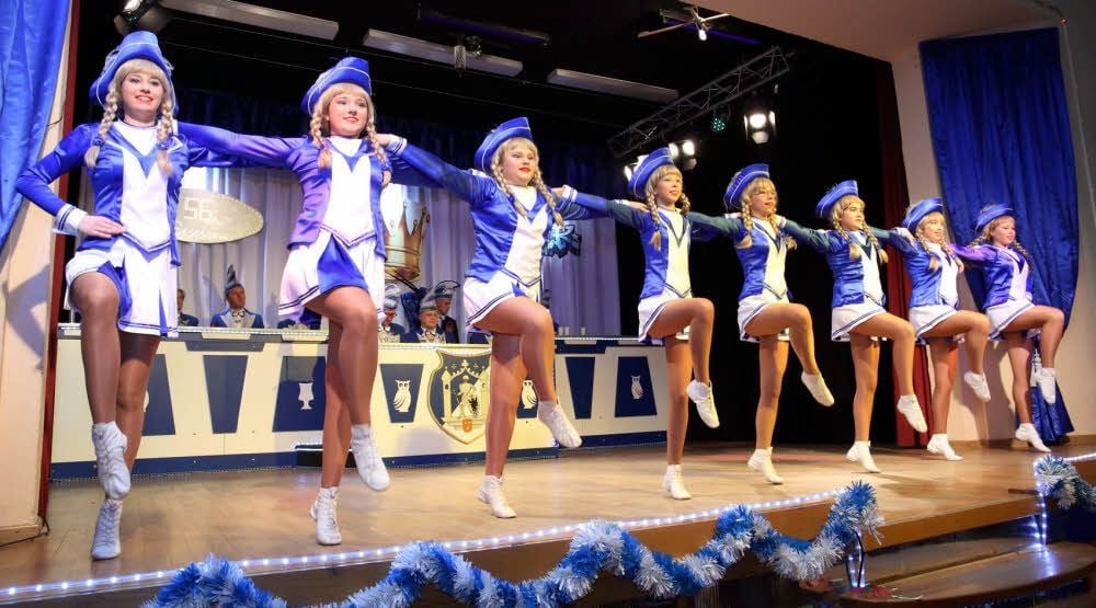 Die Mitglieder der Jugendgarde des Karneval-Club Könnern begeisterten das Publikum im Kulturhaus mit einem Tänzchen in neuer Tracht.