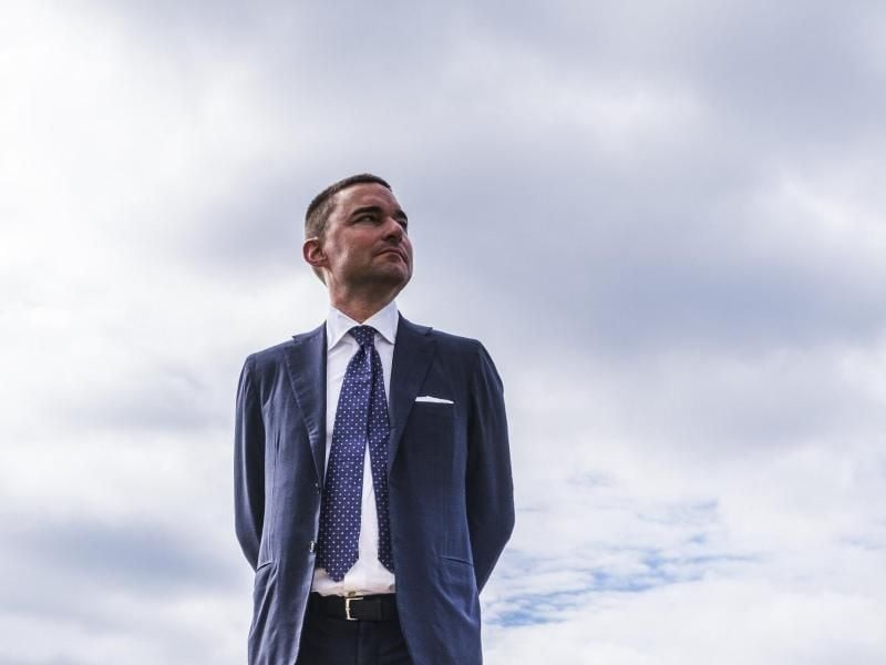 Investor Lars Windhorst von der Tennor Holding steht am Pier. Der Neustart der Flensburger Schiffbau-Gesellschaft (FSG) kann Ende August erfolgen: Die Gläubigerversammlung akzeptierte einstimmig den Verkauf der insolventen alten FSG an den Investor Lars Windhorst. Foto: Frank Molter/dpa/Archiv