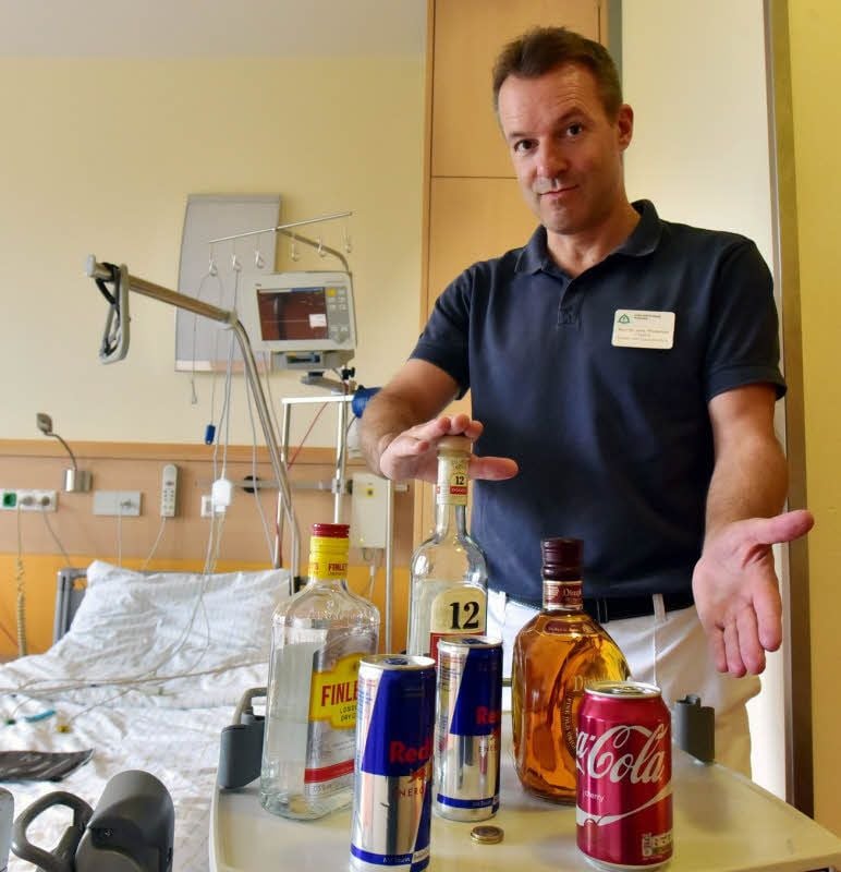 Viele Kinder und Jugendliche mischen oftmals hochprozentigen Alkohol mit Cola und unterschätzen die Wirkung. Der Weißenfelser Chefarzt der Kinderstation, Daniel Windschall, zeigt, was so getrunken wird.