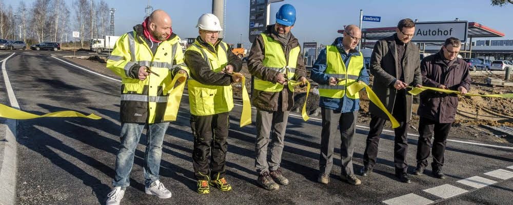 Mit einem Scherenschnitt wurde die Straße „Sandbreite“ am Coswiger Autohof jetzt ihrer Bestimmung übergeben.