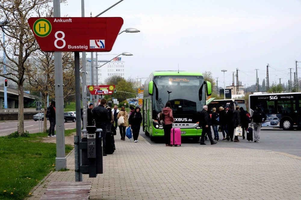 Es ist zu eng auf dem Busbahnhof am Riebeckplatz. Außerdem sind Fernbus-Passagiere Wind und Wetter schutzlos ausgeliefert.