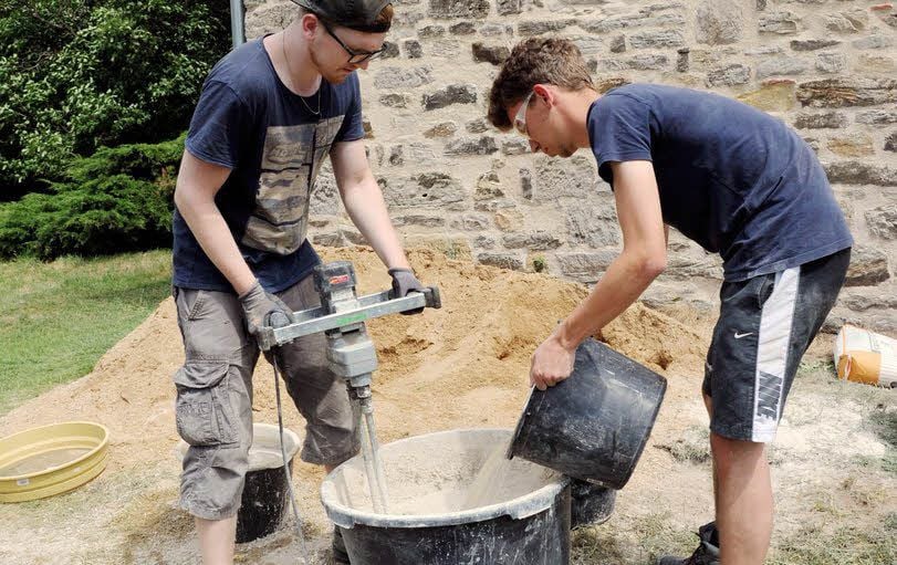 Lars Feddern, Jakob Denker mischen auf Gut Bösenburg Zement an.