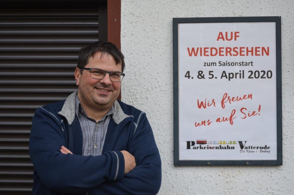 Björn Garten weist auf den Saisonstart der Parkeisenbahn Vatterode in diesem Jahr hin.