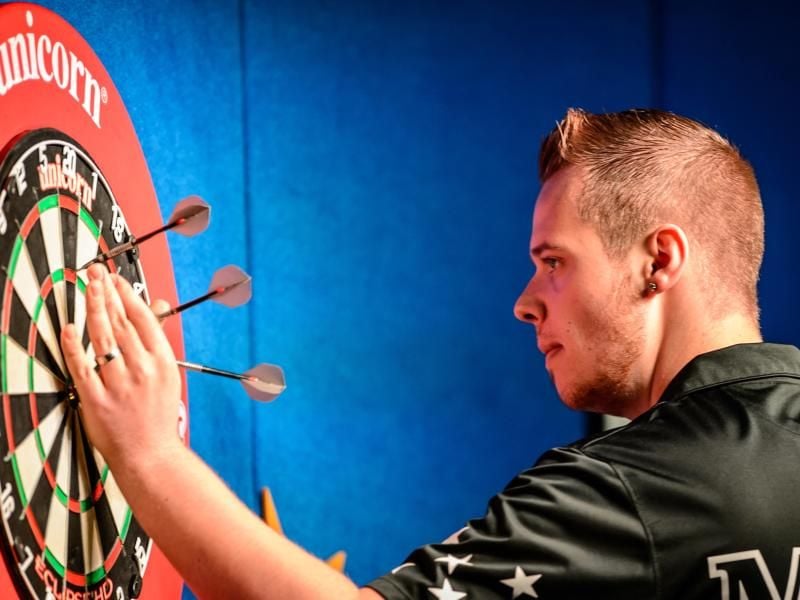 Deutschlands bester Dartsspieler Max Hopp steht in der Weltrangliste auf Platz 50. Foto: Thomas Eisenhuth