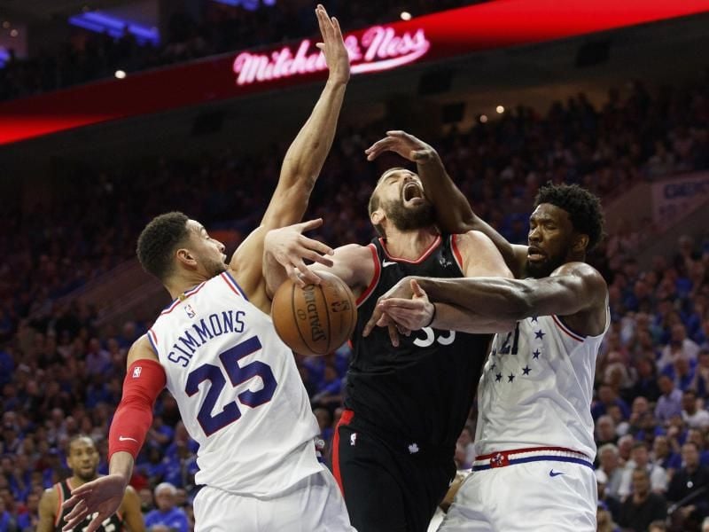 Überragender Spieler beim 76ers-Sieg gegen Toronto: Joel Embiid (r). Foto: Chris Szagola/AP