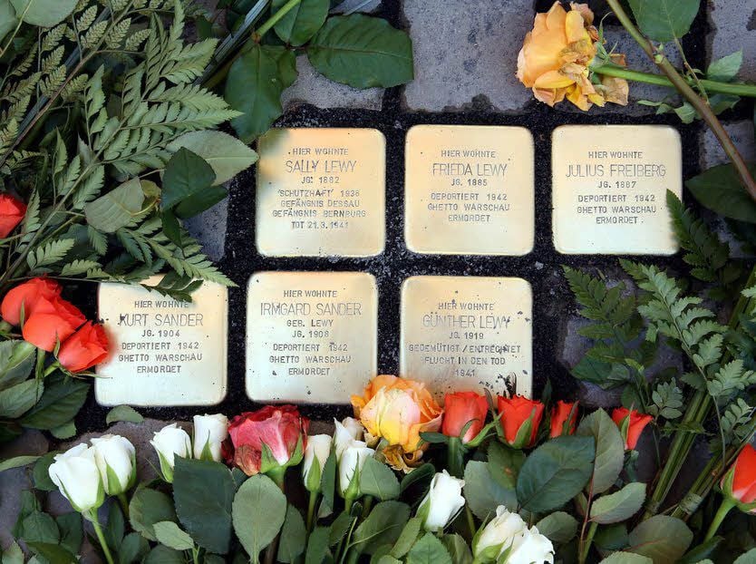 Vor dem Haus Markt 8/9 wurden sechs Gedenksteine verlegt.