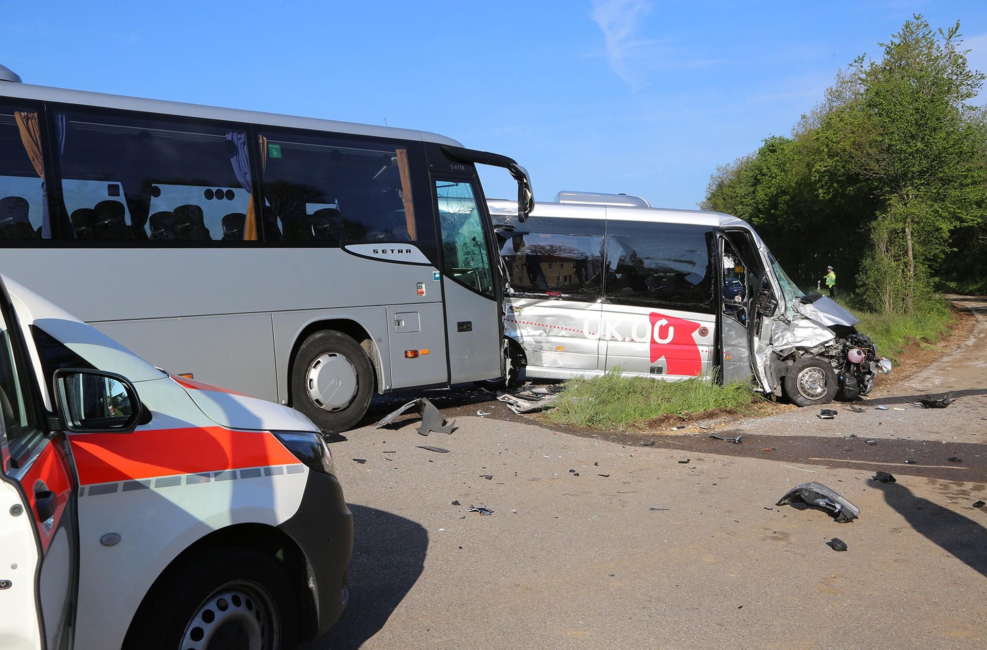 Göggingen: Zwei Schulbusse stehen nach einem Unfall auf der Straße.