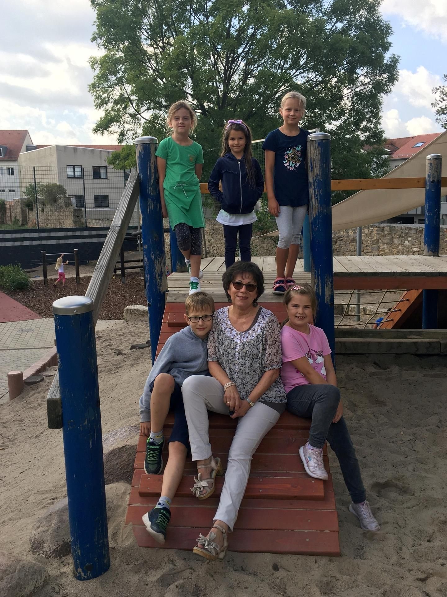Barbara Meier im Kreise von Hortkindern der Naumannschule.