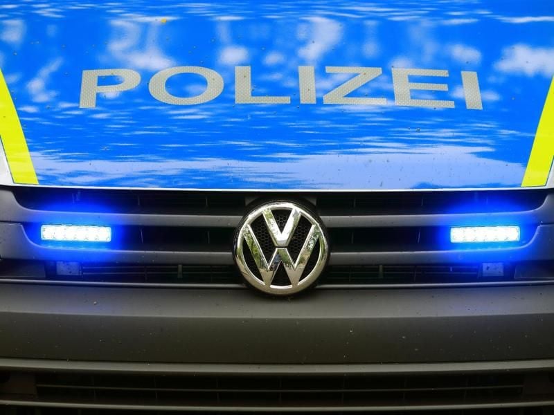 Ein Fahrzeug der Polizei. Foto: Jens Wolf/zb/dpa/archiv