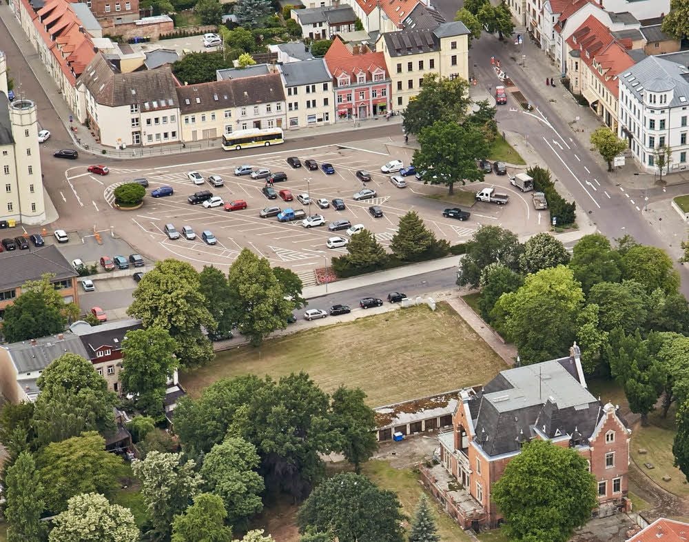 Auf dem Rheineplatz werden demnächst Tagestickets für vier Euro vergeben, gezahlt werden können die Gebühren auch mit EC-Karte. Ein Pendler-Parkplatz könnte gleich daneben auf dem Areal des ehemaligen Makarenko-Hauses (Grünfläche vorn im Bild) entstehen.