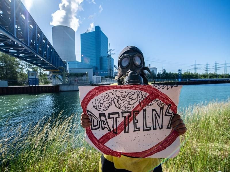 Im Bienenkostüm und mit Gasmaske protestiert ein Demonstrant gegen die Inbetriebnahme des Steinkohlekraftwerks Datteln 4.