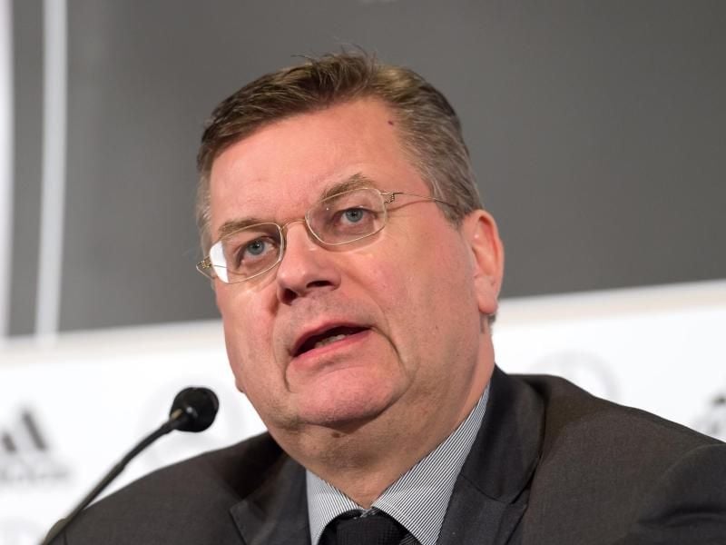 Fordert von der Nationalmannschaft zu zeigen, dass der Umbruch auch Gestalt annimmt: DFB-Boss Grindel. Foto: Guido Kirchner