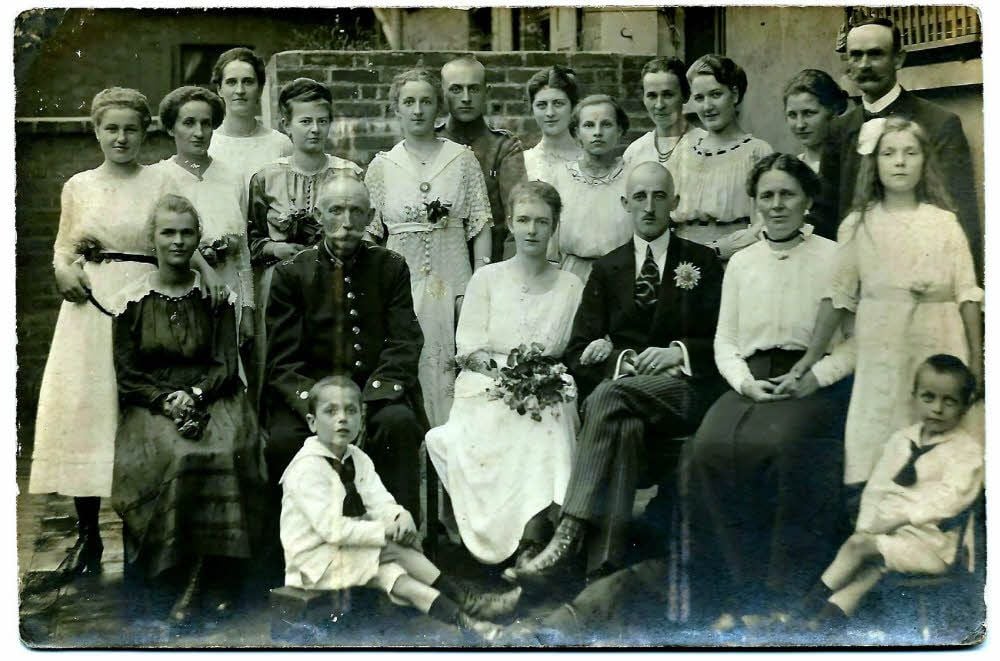 Wer ist auf den Familienfotos abgebildet?